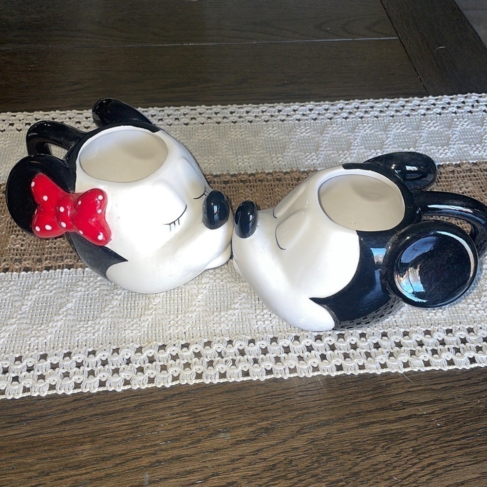 Disney Mickey & Minnie Coffee Mugs Set - only used as a display- no liquids